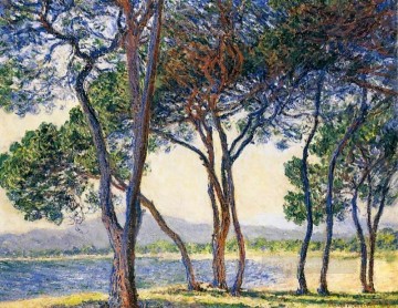 ブルック川の流れ Painting - アンティーブ クロード モネの海岸沿いの木々 風景川